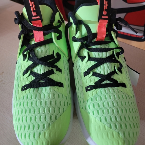 Lebron Witness V Mens Grinch Lime Glow Volt - Picture 5 of 7